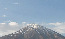 صعود 3 عضو هلال احمر خراسان شمالی به بلندترین قله ایران